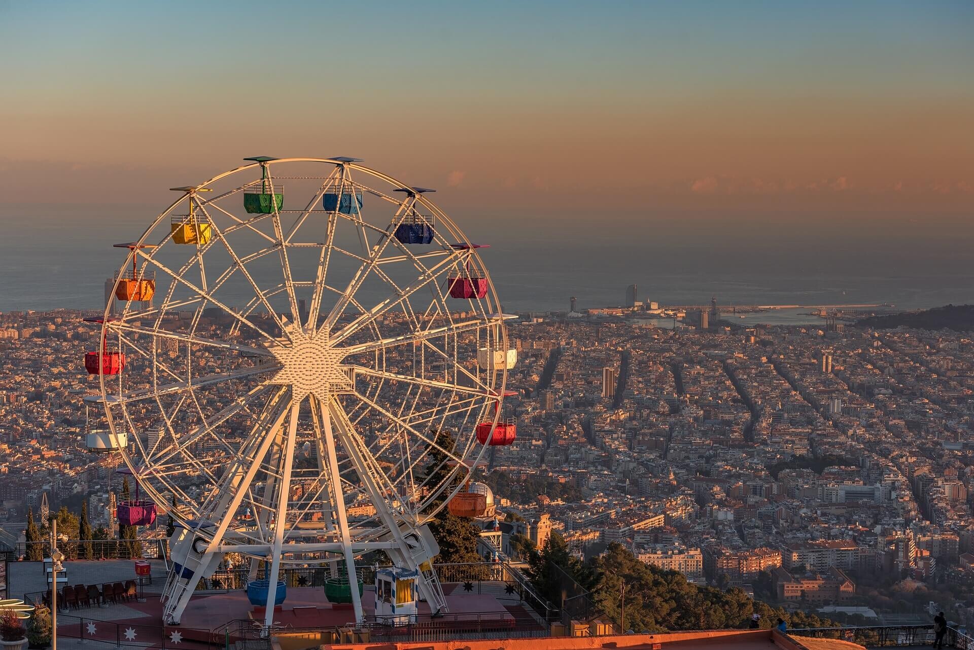 Výhled na Barcelonu z Tibidaba