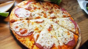 Pizza – ikona italské kuchyně a celosvětově oblíbené jídlo