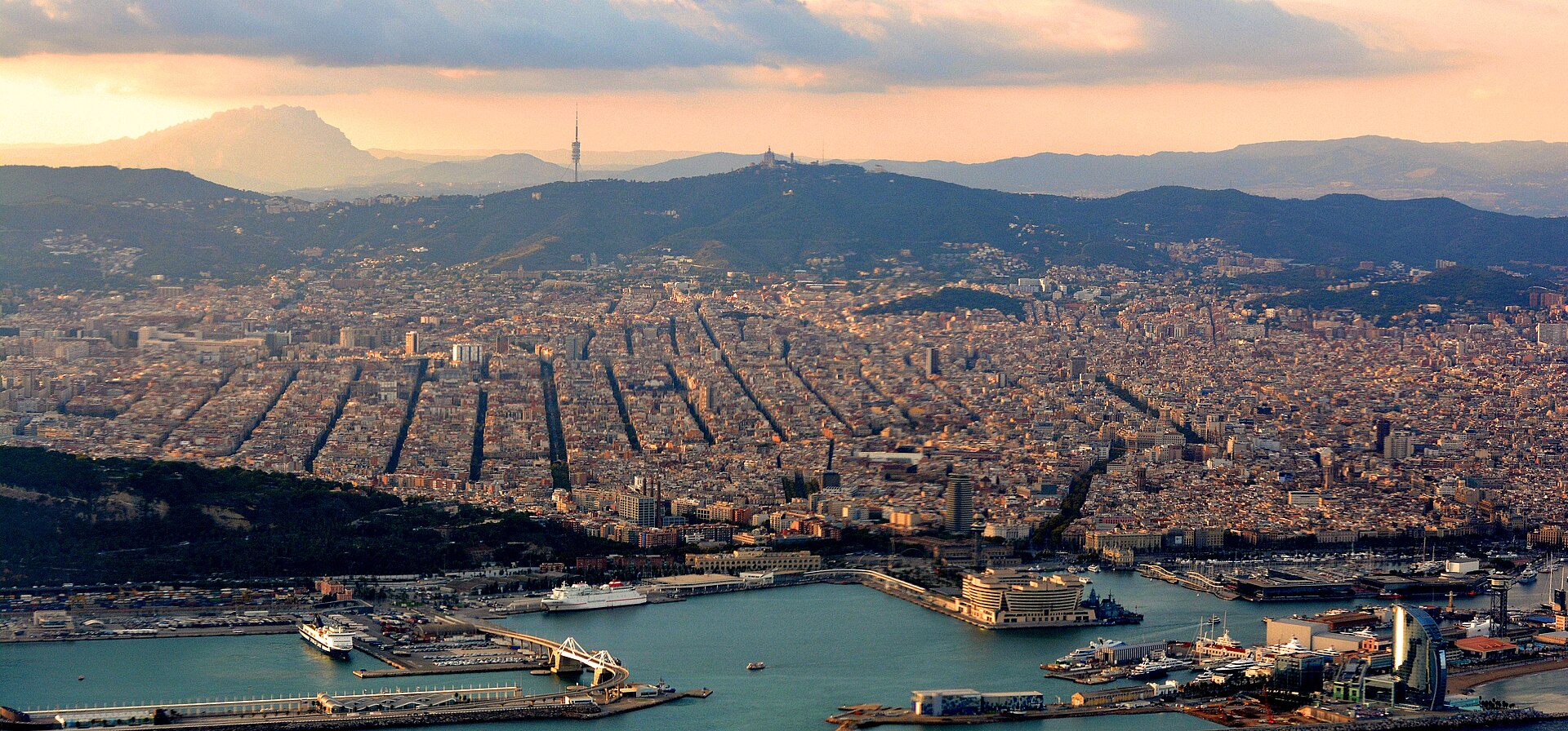Barcelona ve večerním světle