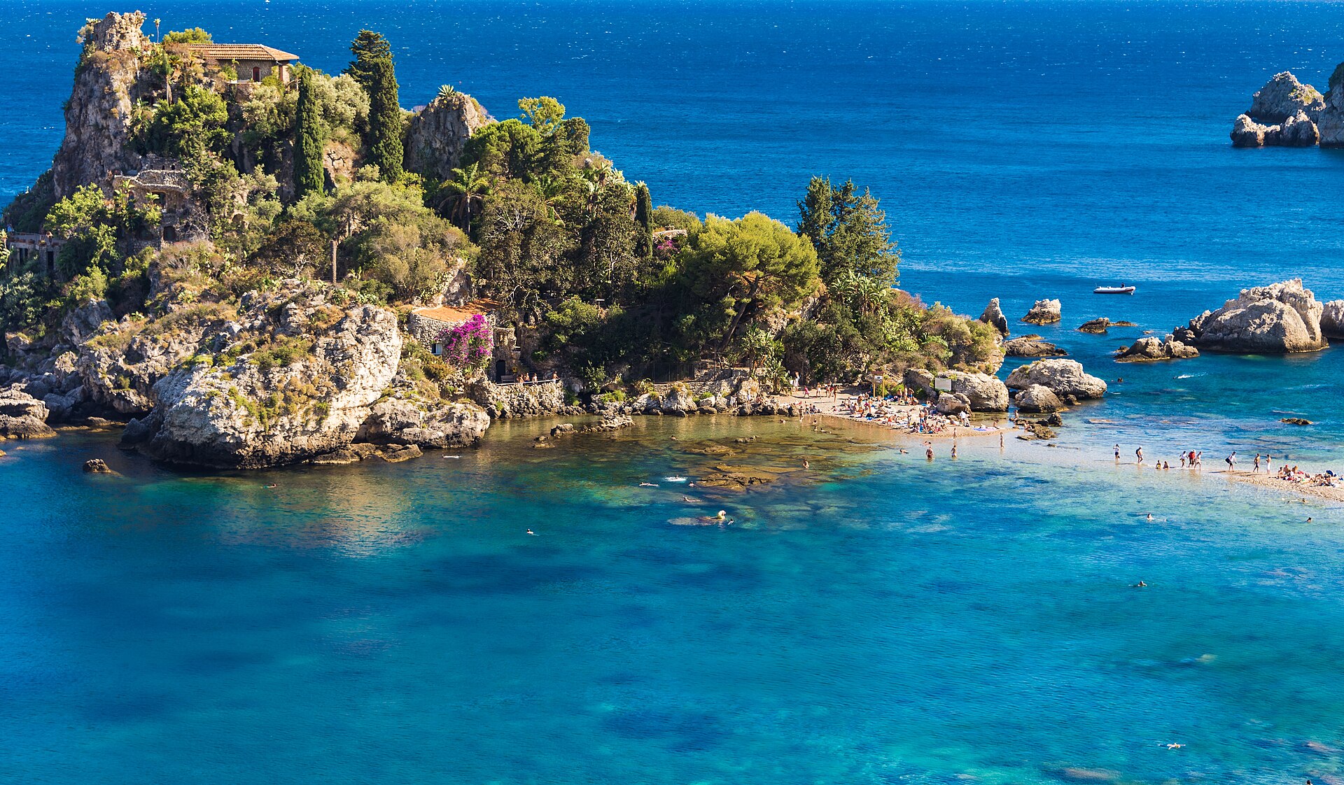 Zátoka Isola Bella pod Taorminou na Sicílii