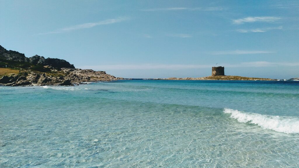 Tyrkysové moře a pláž La Pelosa u Stintina na Sardinii