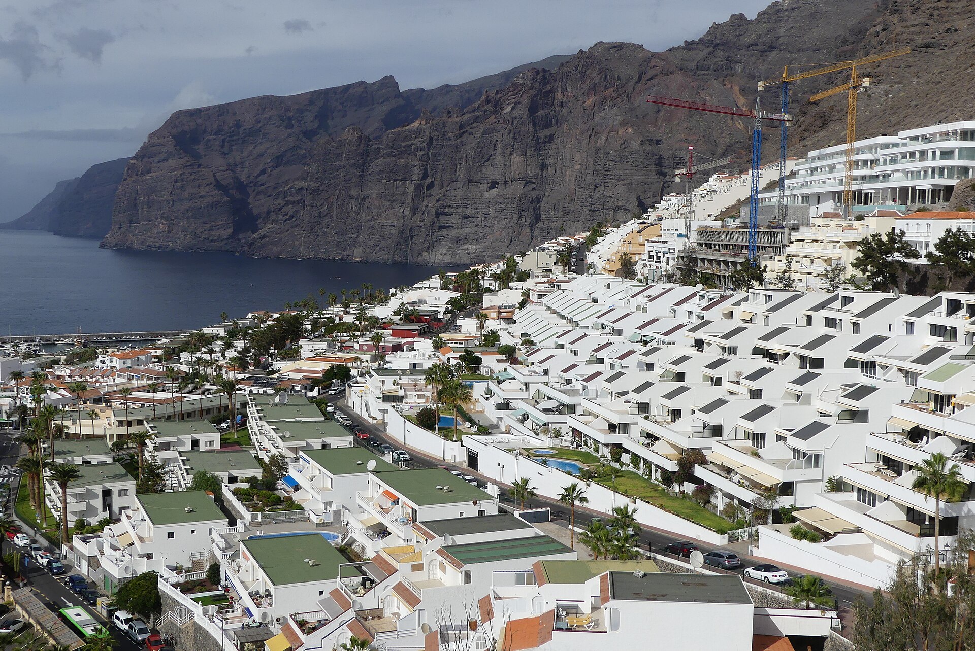 Pobřeží a útesy Los Gigantes na Tenerife