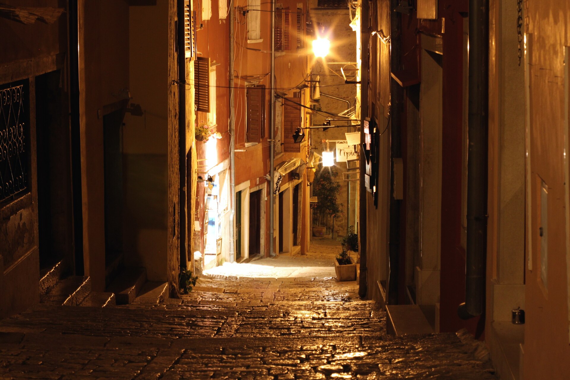 Večerní ulice starého města Rovinj na Istrii