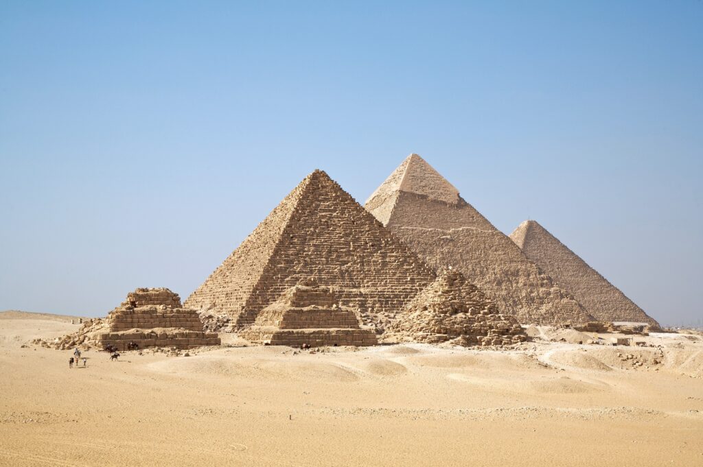 Pyramidy v Gíze pod modrou oblohou