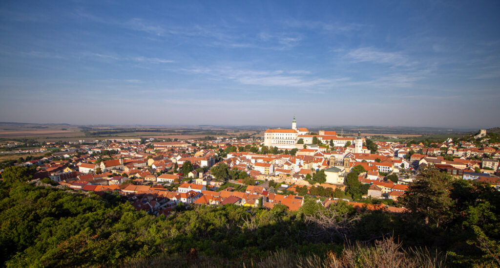 Panorama Mikulova se zámkem a červenými střechami