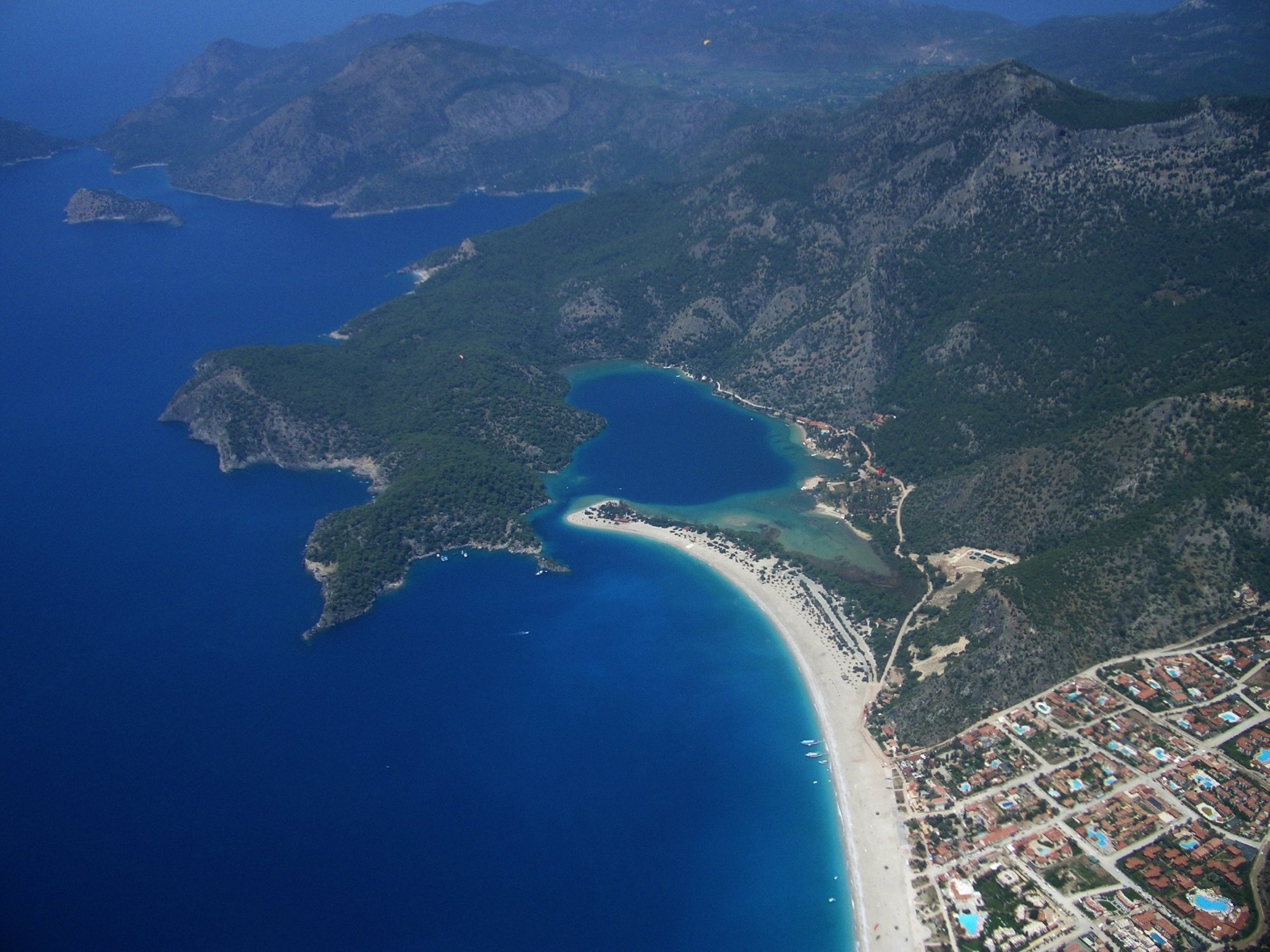 Letecký pohled na lagunu Ölüdeniz a tyrkysové pobřeží u Fethiye