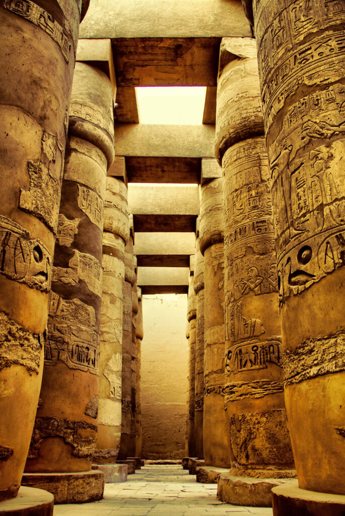 Sloupy s hieroglyfy v chrámu Karnak v Luxoru, Egypt