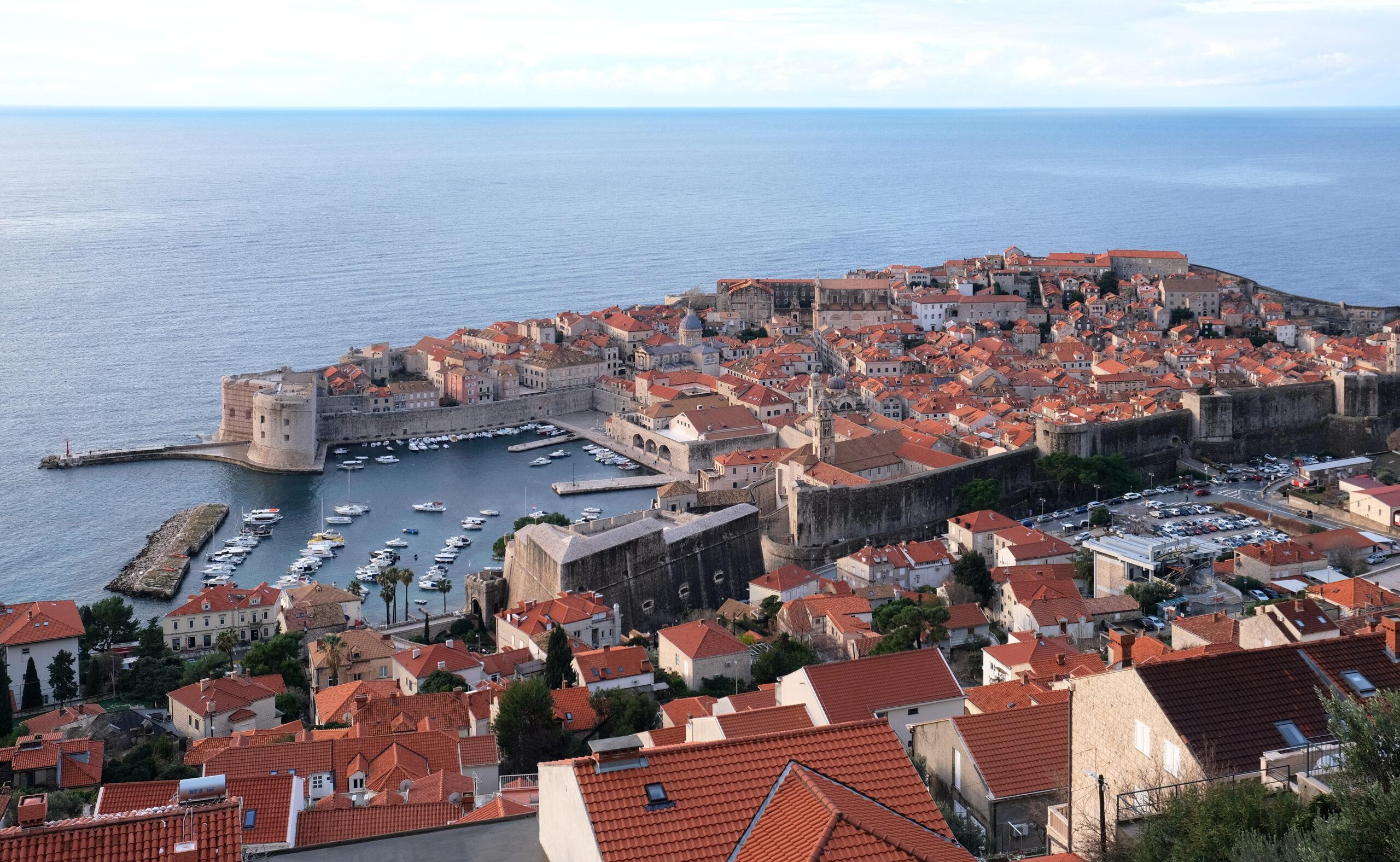 Staré město Dubrovníku a přístav na pobřeží Jadranu