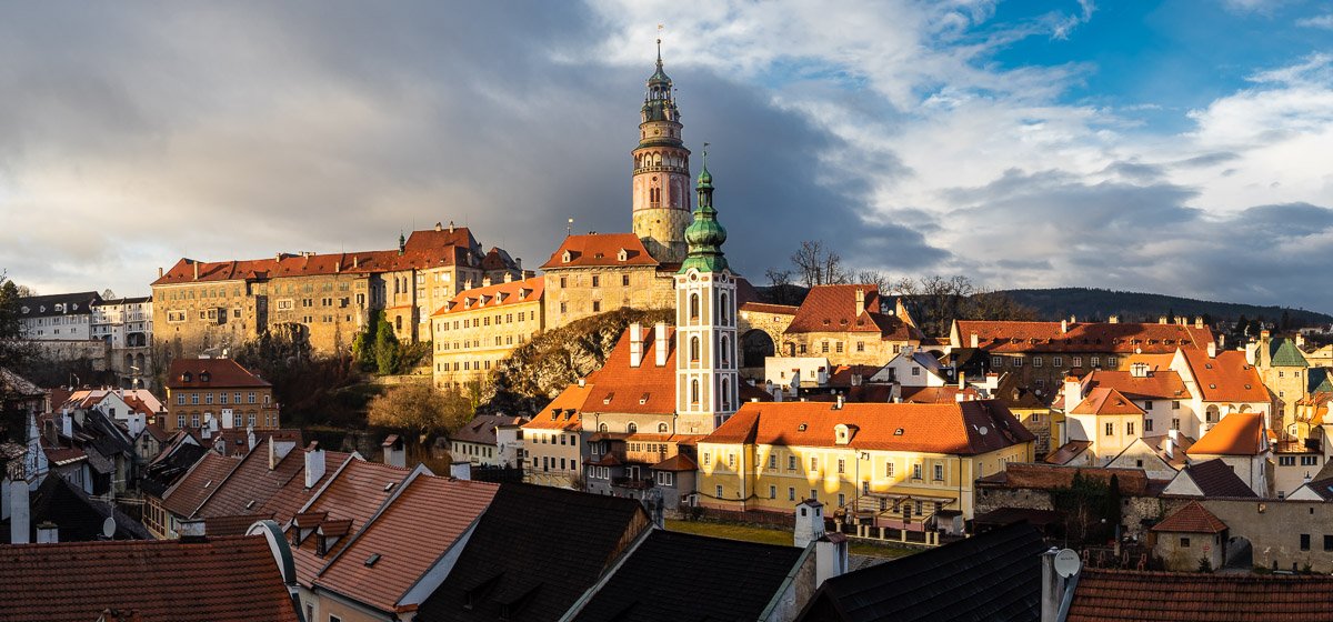 Český Krumlov se zámeckou věží a řekou Vltavou