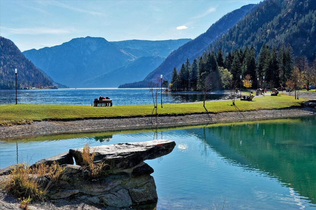 Jezero Achensee a okolní tyrolské hory v Rakousku