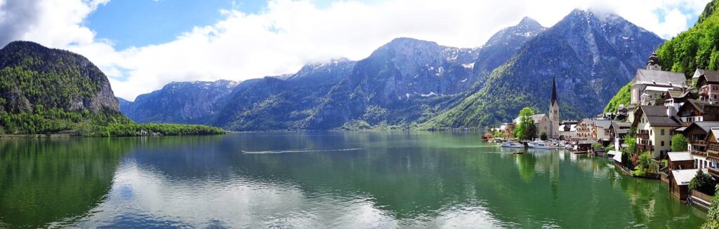 Panorama Hallstattu u jezera Hallstätter See v rakouské Solné komoře