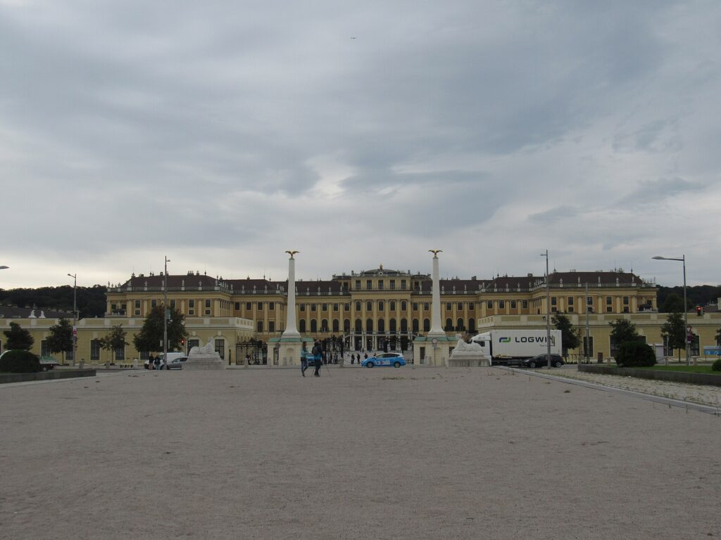 Průčelí zámku Schönbrunn ve Vídni