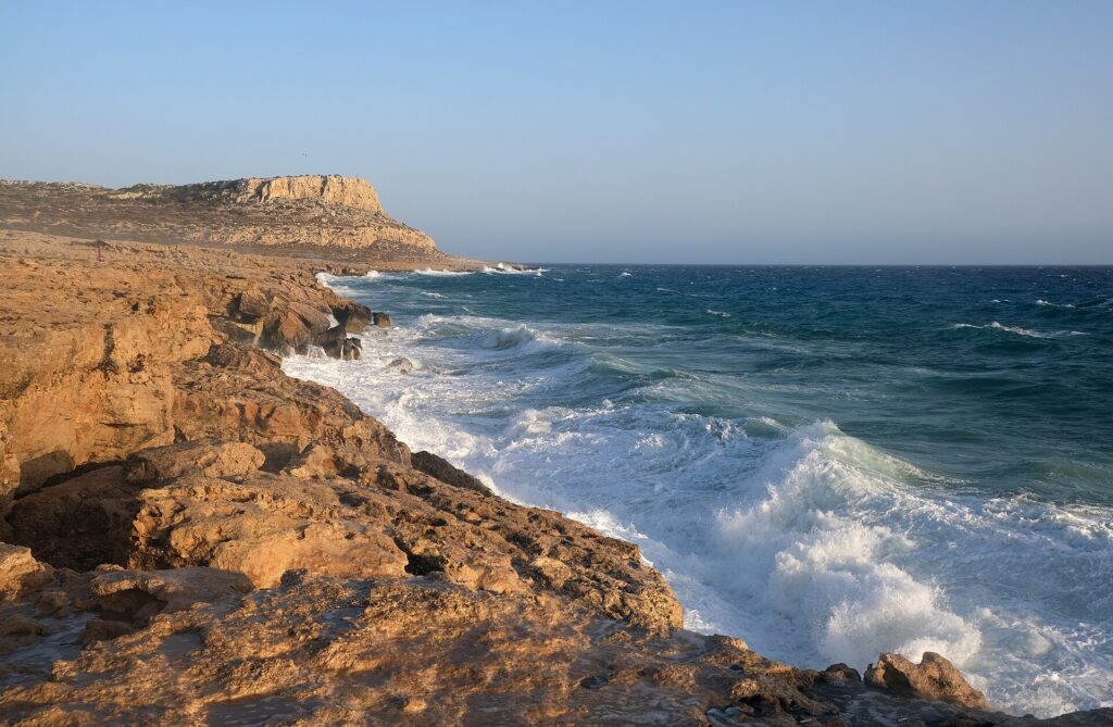 Pobřežní krajina mysu Cape Greco na Kypru