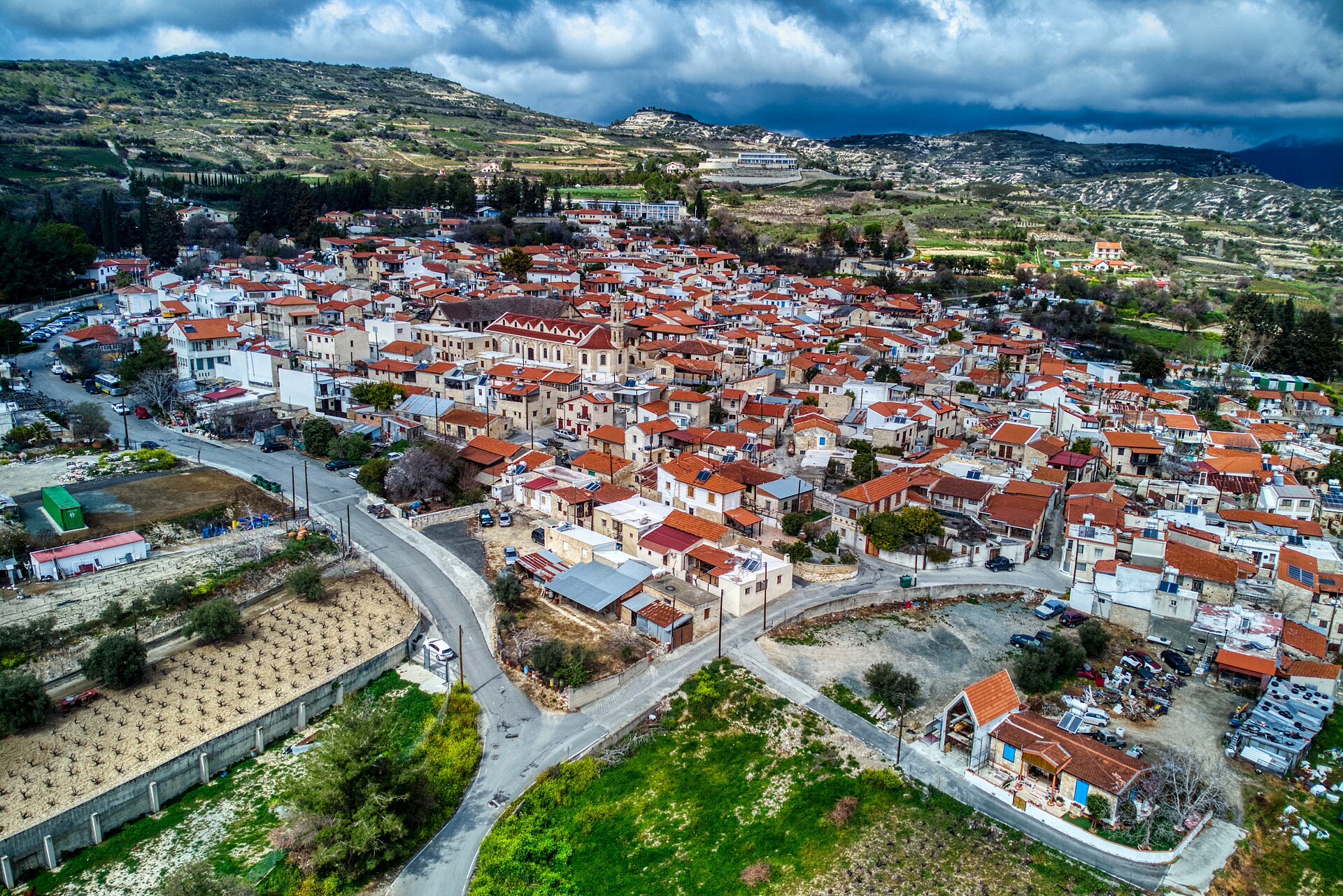 Vesnice Omodos v oblasti pohoří Troodos na Kypru