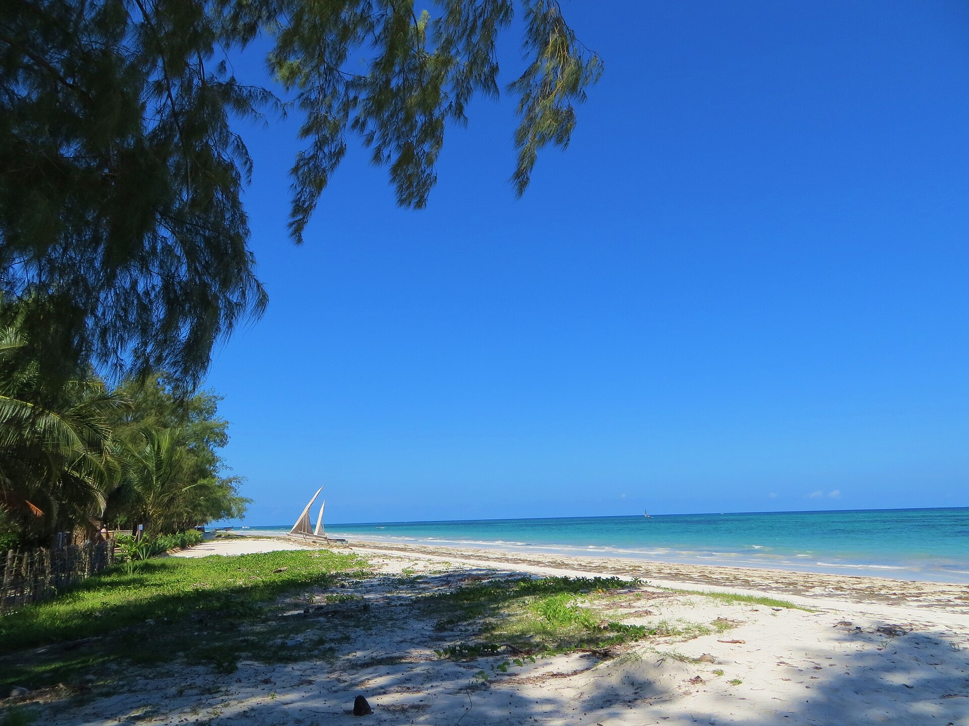 Bílá pláž Diani Beach na keňském pobřeží