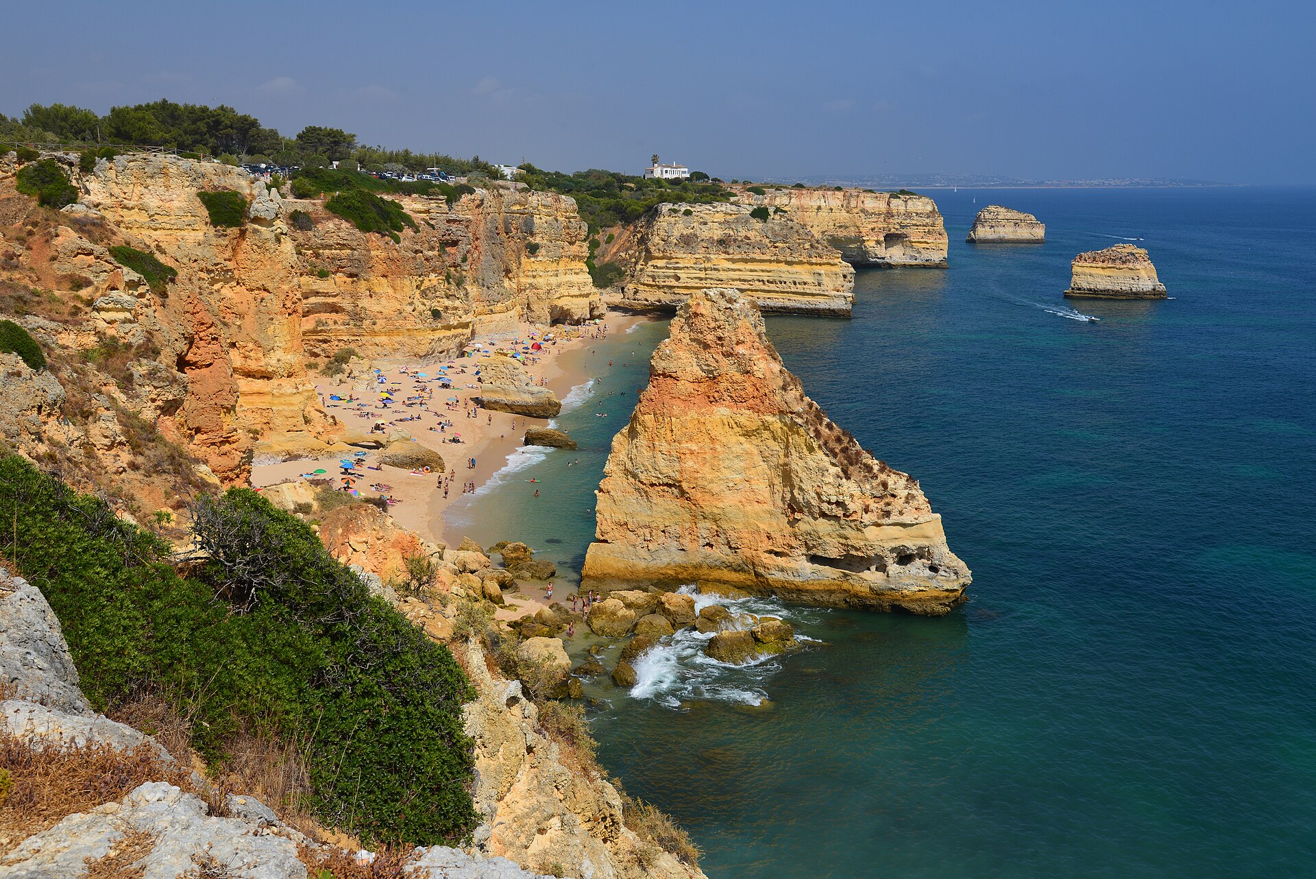 Zlaté vápencové útesy a pláž Praia da Marinha v portugalském Algarve