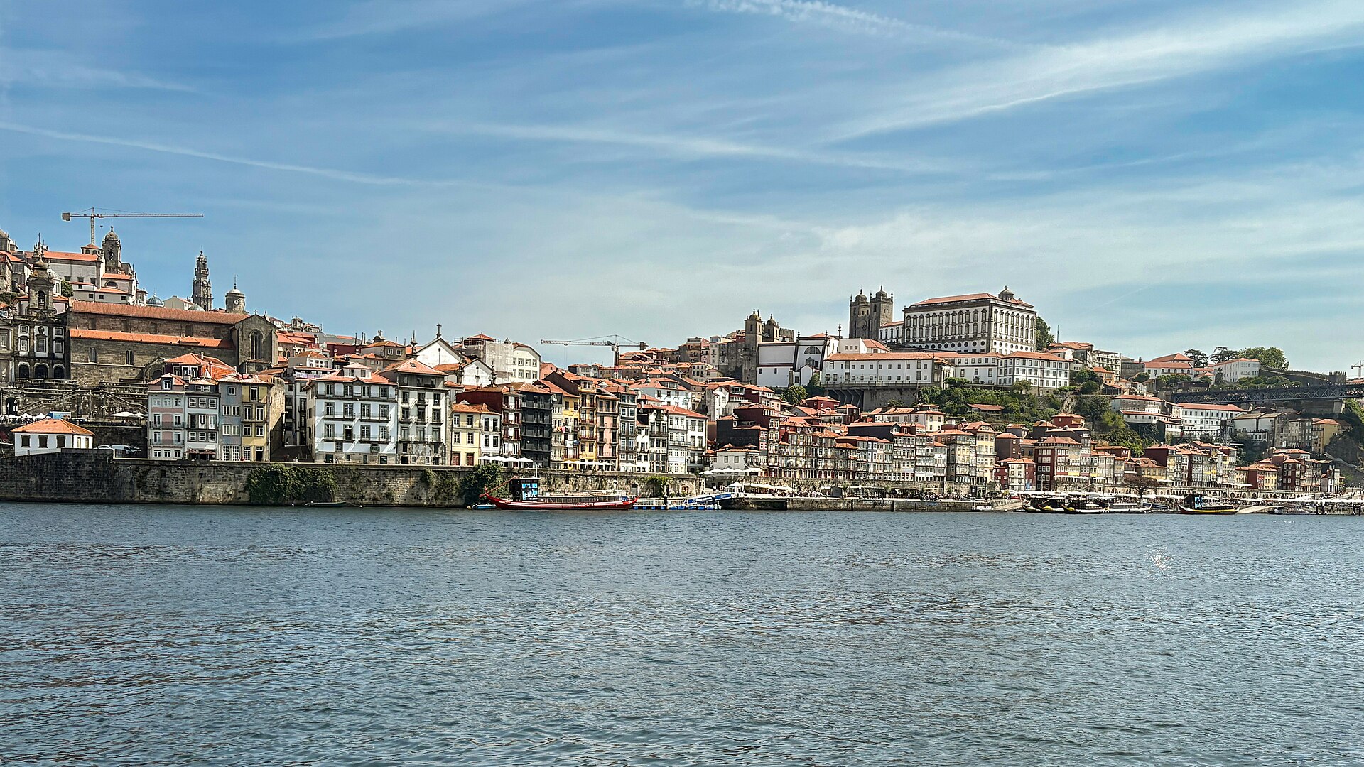 Barevné domy čtvrti Ribeira a řeka Douro v Portu