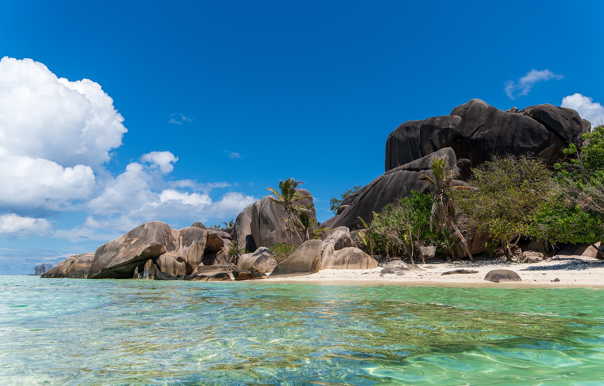 Žulové balvany, bílý písek a moře na pláži Anse Source d’Argent na La Digue