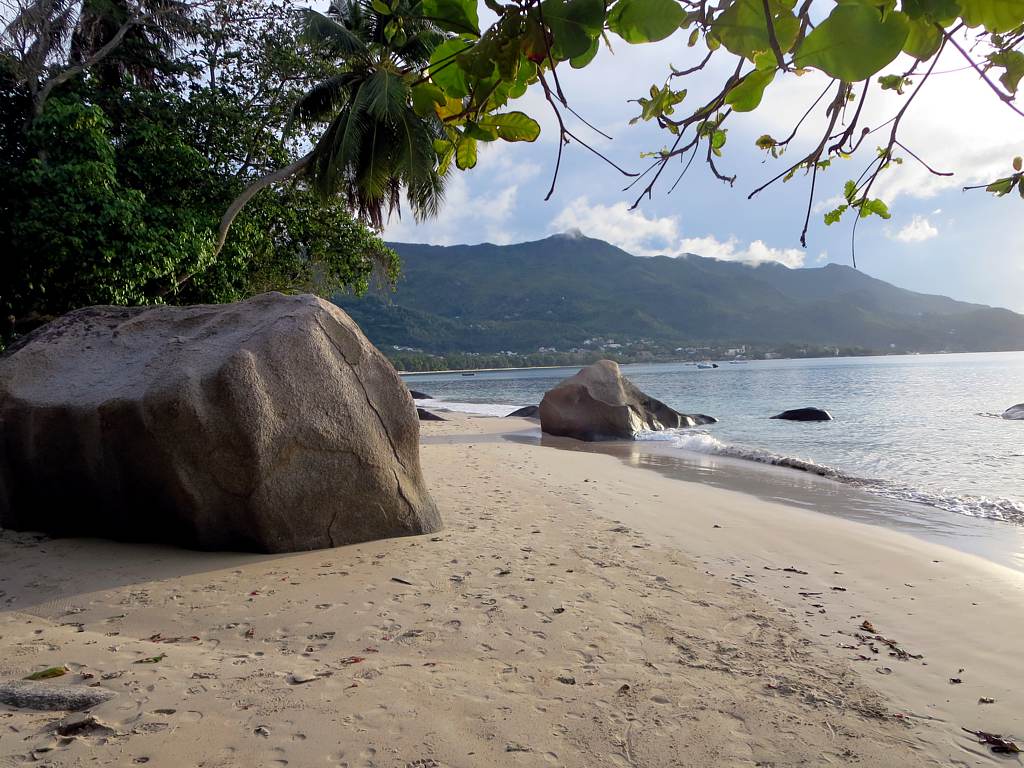 Pláž Beau Vallon na seychelském ostrově Mahé