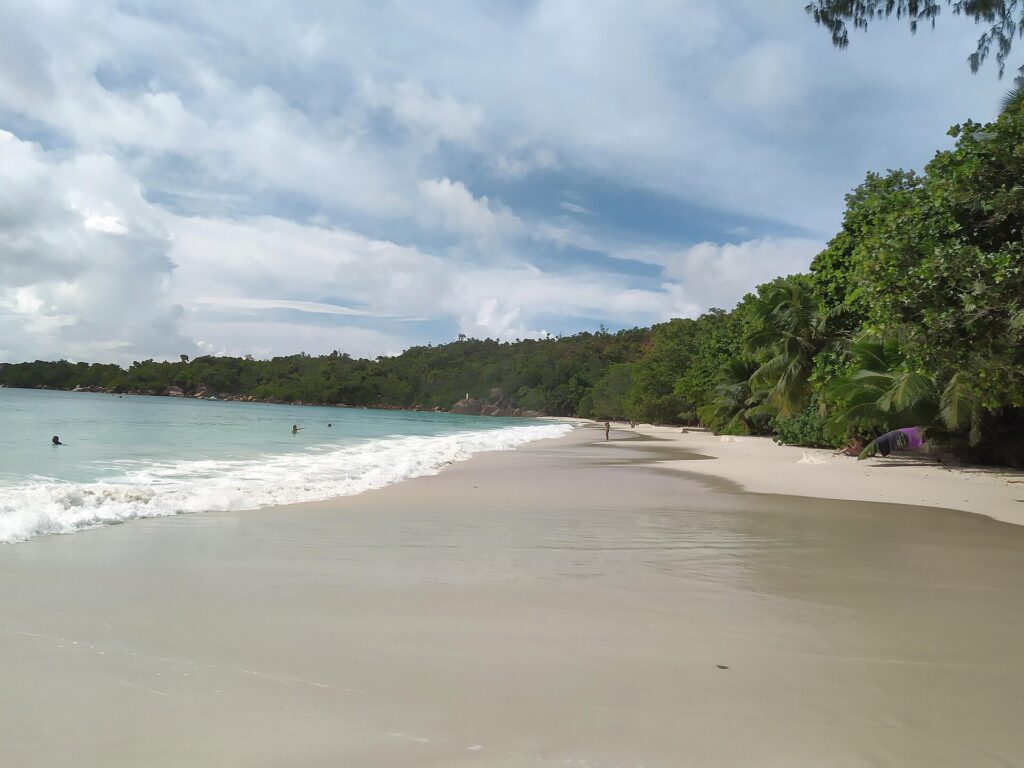 Písečná pláž Anse Lazio lemovaná zelení na ostrově Praslin