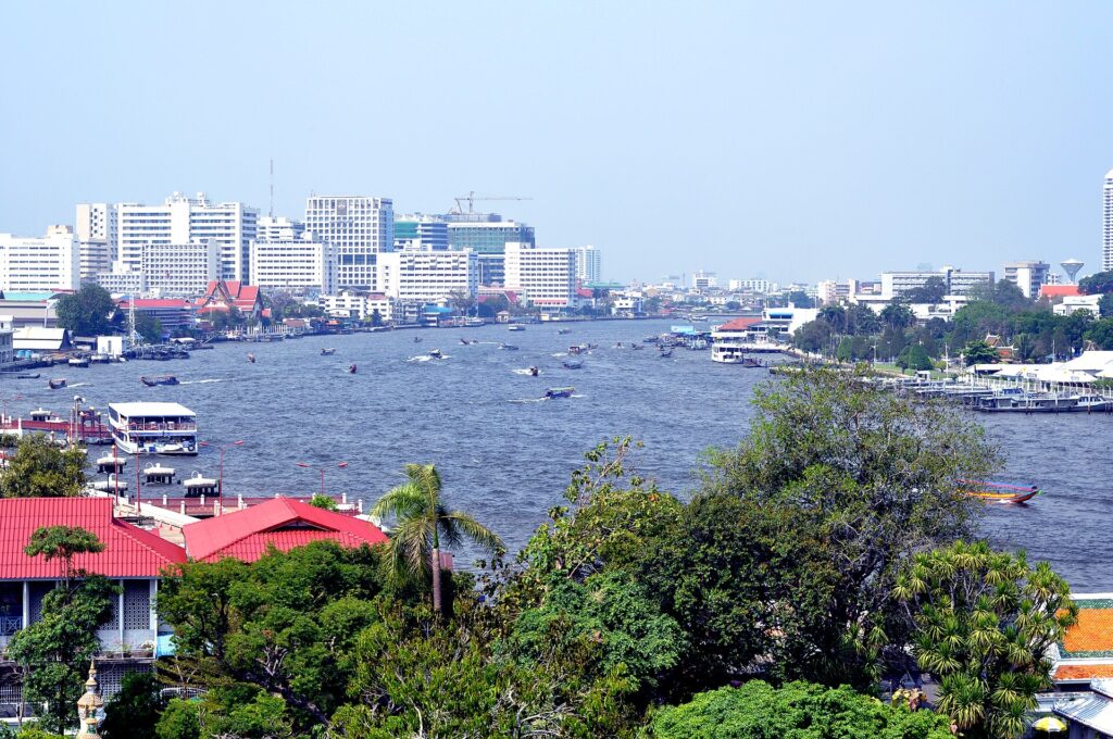 Chrám Wat Arun na břehu řeky Chao Phraya v Bangkoku