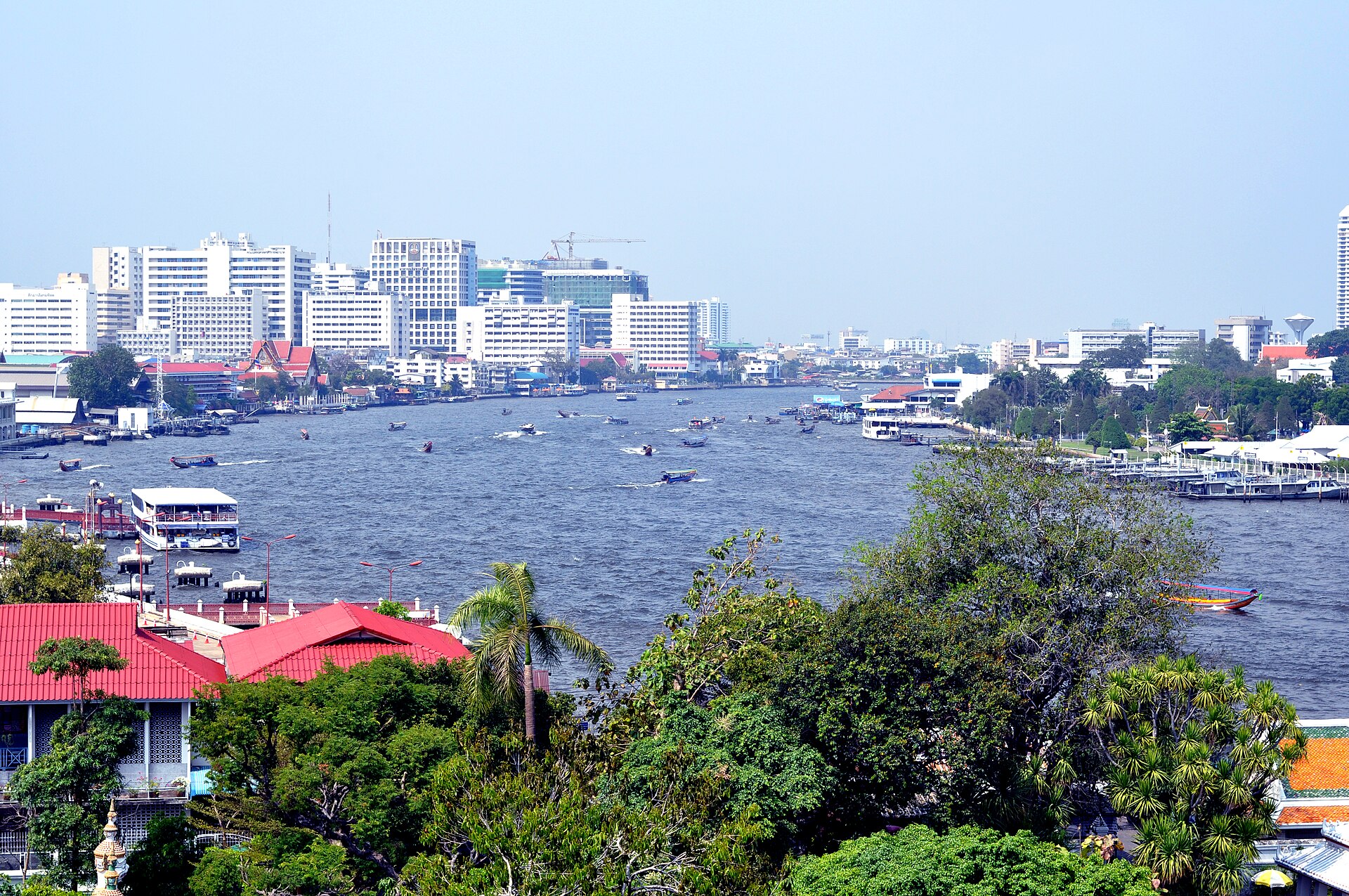 Chrám Wat Arun na břehu řeky Chao Phraya v Bangkoku