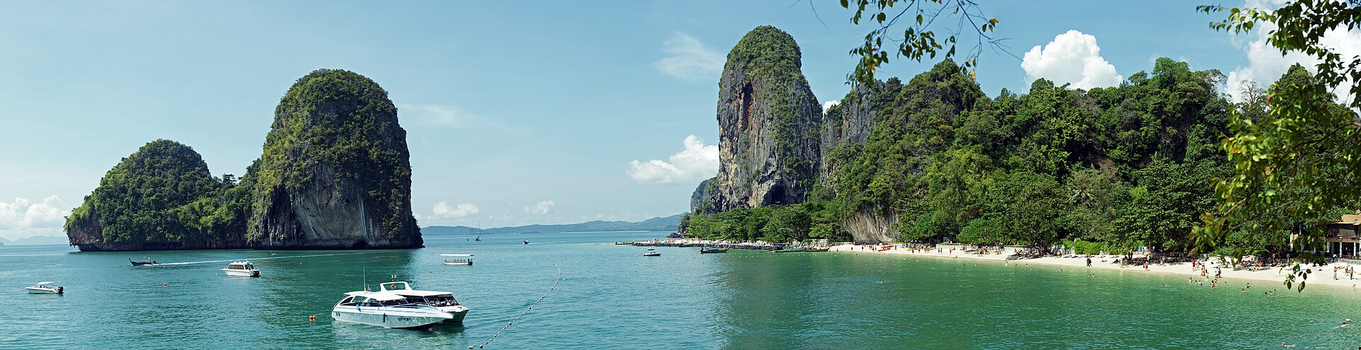 Vápencové skály a pláž Phra Nang u Railay v provincii Krabi