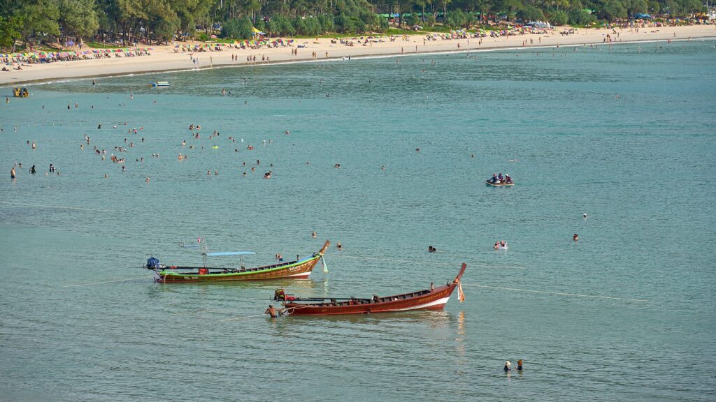 Písečná pláž Kata na thajském ostrově Phuket