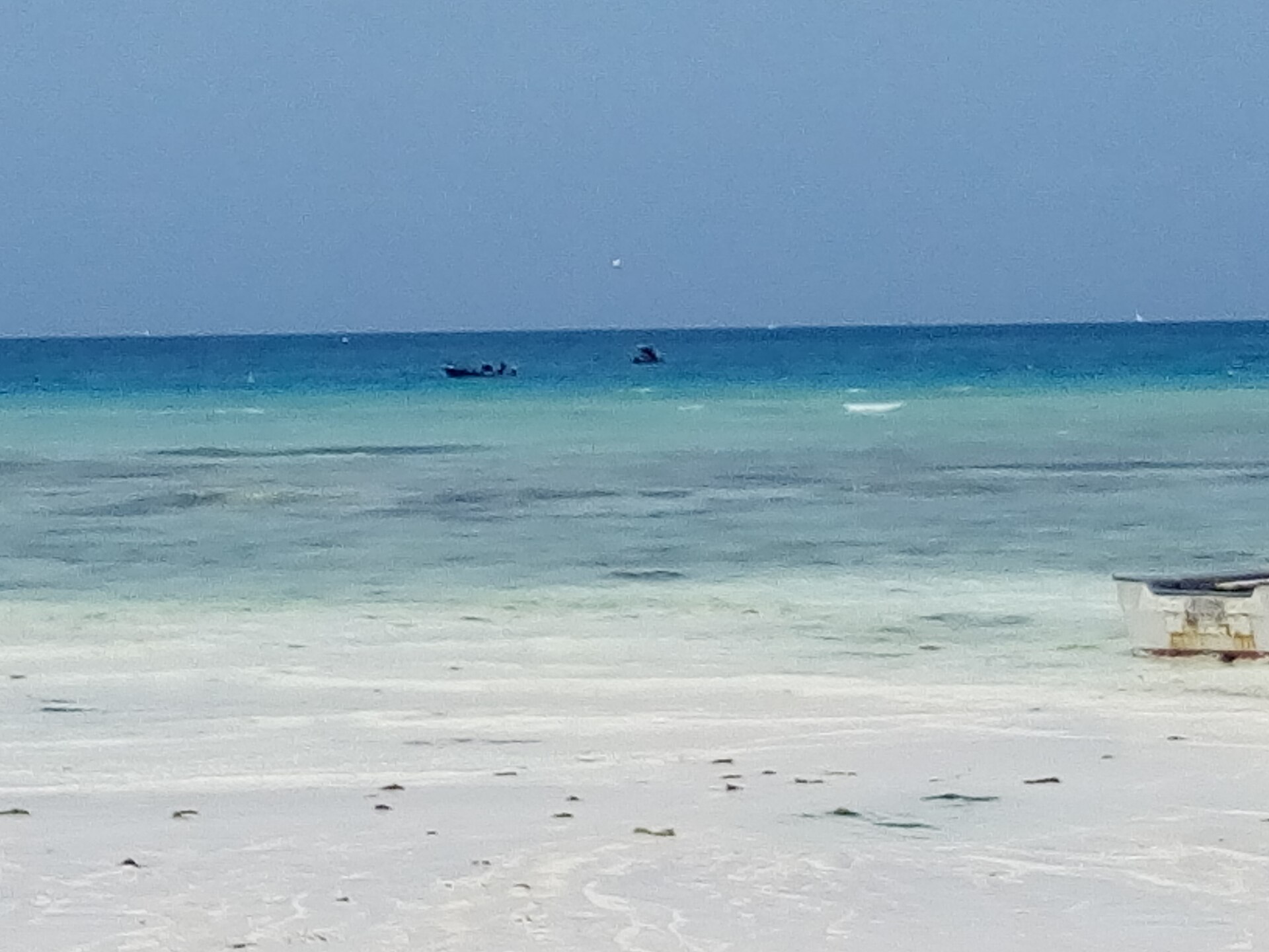 Bílá pláž a moře v Nungwi na severu Zanzibaru